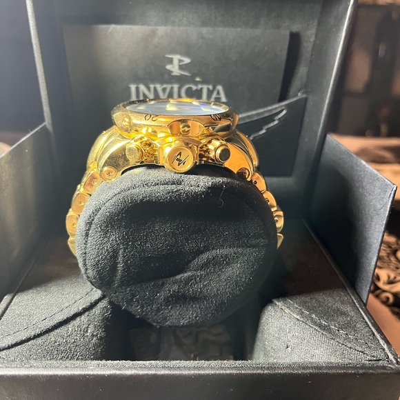 Invicta Venom: Unleash Your Inner Power - Picture 4 of 5
